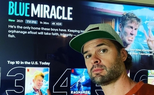 Chris Dowling comemorando o 3º lugar de “Milagre Azul” no ranking dos filmes mais assistidos na Netflix. (Foto: Reprodução / Instagram Chris Dowling)