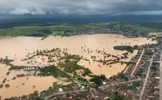 Imagem aérea do sul da Bahia, após enchente. (Foto: Captura de tela/YouTube/Jovem Pan News)