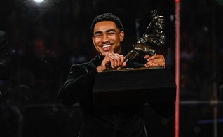 Bryce Young discursa ao receber o Troféu Heisman. (Foto: Reprodução / Instagram Bryce Young)