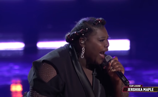 Jershika Maple impactou o público e os jurados do programa. (Foto: YouTube/The Voice).