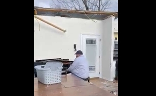 Jordan Baize é filmado pela irmã tocando louvor em sua casa destruída por tornado. (Foto: Captura de tela de Whitney Brown / Facebook)