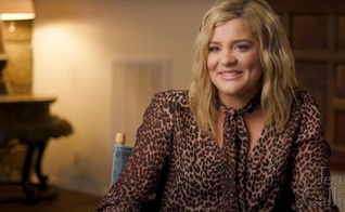 Lauren Alaina contando seu testemunho. (Foto: Captura de tela/YouTube/Jesus Calling Devotional & Podcast)