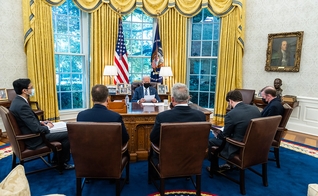 Joe Biden com sua equipe de Segurança Nacional sobre a China, no Salão Oval. (Foto: Casa Branca/Adam Schultz)