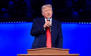 Ex-presidente Donald Trump durante culto nos EUA. (Foto: First Baptist Dallas/Facebook)