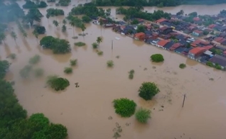 Imagem aérea de cidades alagadas na Bahia. (Foto: Captura de tela/YouTube/CNN Brasil)