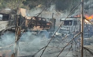 Fotos postadas nas redes sociais mostraram dois caminhões e um carro incendiados em uma estrada no município de Hpruso, no estado de Kayah, com corpos dentro. (Foto: Captura de tela/YouTube/France 24)