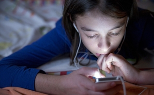 Adolescente no celular. (Foto: Verkeorg/Flickr)