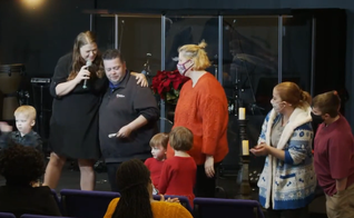 A família ganhou um cheque para ajudar nas despesas e presentes de Natal. (Foto: YouTube/Compass Community Church).