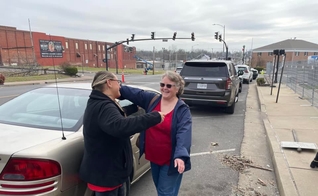 Sharon doou seu carro a Rebecca, uma sobrevivente da onda de tornados nos EUA. (Foto: Facebook/Graves County Sheriff's Office).