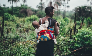 Imagem ilustrativa: Mulher com uma criança, Uganda. (Foto de PXHere).