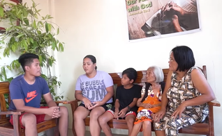 A família Seguma sobreviveu ao supertufão Rai, nas Filipinas. (Foto: Facebook/One at Heart, Jessica Soho).