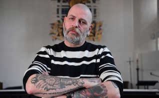 George Bearwood tem o corpo tatuado com sinais de ocultismo. (Foto: Reprodução / DailyStar)