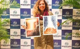 Raquel Falk foi convidada para apresentar seus quadros no museu mais visitado do mundo. (Foto: Divulgação).