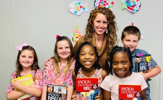 A professora Hannah Sailsbury leva Bíblias a escolas públicas. (Foto: Bibles in Schools)