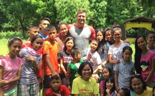 O ex-astro da NFL criou uma fundação e um hospital nas Filipinas. (Foto: Tim Tebow)