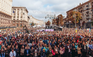 Celebração do Dia de Ação de Graças organizada por igrejas evangélicas ucranianas. (Foto: Movimento Conservador da Ucrânia via Christianity Today)