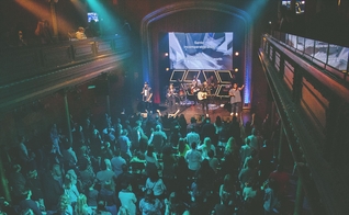 O crescimento da fé evangélica coincide com a queda de católicos praticantes no país. (Foto: Hillsong Church Espanha).