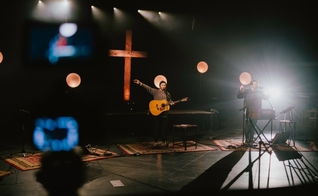 Gravação de um culto online nos EUA. (Foto: Vince Fleming / Unsplash)