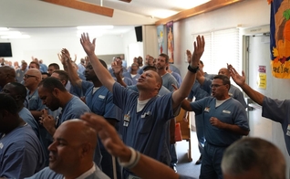 O vídeo foi gravado num culto na Prisão de Segurança Máxima da Flórida. (Foto: Facebook/God Behind Bars).