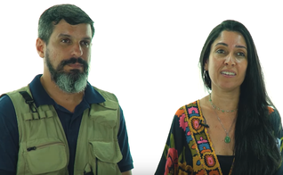 Caroline Moret e seu marido Marcos testemunham o que Deus fez em suas vidas. (Imagem: YouTube Igreja Batista Atitude)
