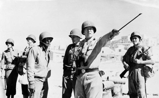 Imagem de arquivo mostra o general George Patton, comandante das forças dos EUA, liderando ataque na Sicília em 23 de julho de 1943. (Foto: AP Photo/U.S. Army Signal Corps)
