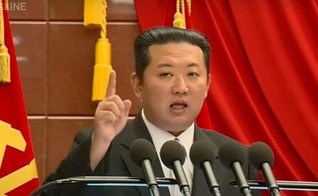 Kim Jong-un continua realizando testes nucleares, mesmo com proibição internacional. (Foto: Captura de tela/YouTube Band News)