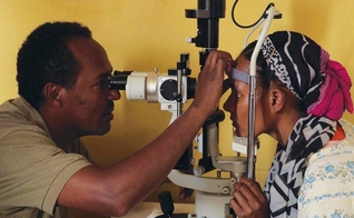 Samuel Bora é o único oftalmologista para 3 milhões de pessoas. (Foto: Tropical Health Alliance Foundation).