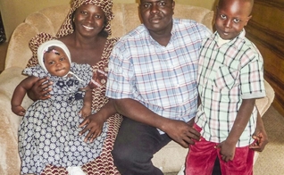 Habila Adamu e sua família foram os únicos sobreviventes do ataque, na Nigéria. (Foto: The Voices of the Martyrs).
