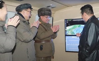 Kim Jong-un comemora o lançamento de mais um míssil. (Foto: Captura de tela/YouTube Euronews)