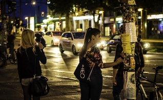 Imagem ilustrativa. Mulheres em uma rua. (Foto: Sascha Kohlmann).