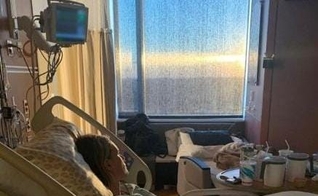 Rachel-Ruth observando o nascer do sol em seu leito. (Foto: Reprodução/Instagram Anne Graham Lotz)
