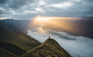 Na montanha observando o mar. (Foto: Mrexentric/Pixabay)