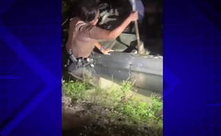 Policial força a porta durante resgate de família presa em carro. (Foto: Reprodução / WSVN)
