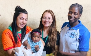 As missionárias Clara Gandolfi e a Larissa Perske com a mãe e a bebê Graça. (Foto: Stefani Lang/CACEMAR).