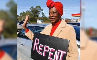 A ex-caminhoneira Earlene Sharp evangeliza através de placas com mensagens de fé. (Foto: Faithpot).