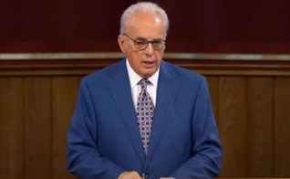 Sermão do Pr. John MacArthur é censurado. (Captura de tela: Grace Community Church/YouTube)
