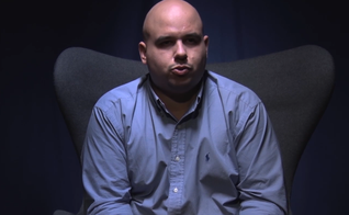 Após um surto mental, o homem buscou ajuda num centro de aconselhamento cristão. (Foto: YouTube/One For Israel Ministry).