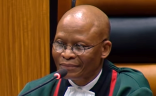 Mogoeng Mogoeng foi acusado de violar o Código de Conduta Judicial. (Foto: Wikimedia Communs/Kenpai314).