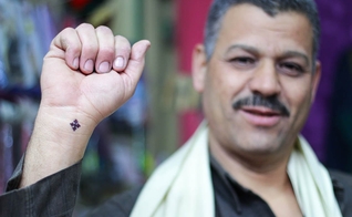  Os cristãos coptas têm a tradição de tatuar uma pequena cruz na mão ou no pulso. (Foto: Open Doors USA).