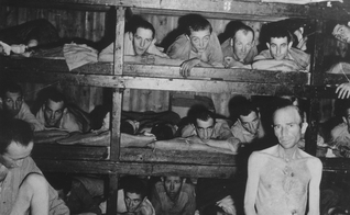 Prisioneiros no campo de concentração de Buchenwald, Alemanha. (Foto: US Holocaust Memorial Museum).
