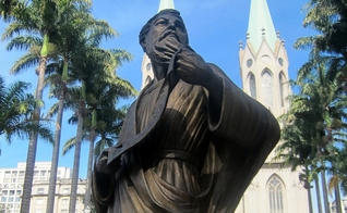Estátua em homenagem ao apóstolo Paulo, exposta na Praça da Sé, SP. (Foto: Wally Gobets/Flickr)