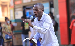 Kassim Kavuma prega nas ruas há 7 anos. (Foto: Uganda Christian News).