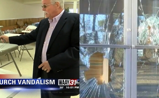 A New Antioch Church of Christ teve equipamentos e janelas quebradas. (Foto: YouTube/WAAY-TV).
