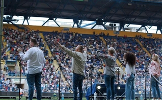 Cerca de 27 mil ucranianos encheram um estádio, em Kharkiv, para uma cruzada evangelística, em junho de 2021. (Foto cortesia: New Generation Church)