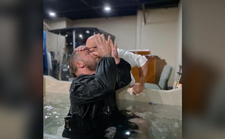 Com apenas 15 minutos de adoração, Carl se rendeu a Jesus. (Foto: Facebook/Carl Sartor).