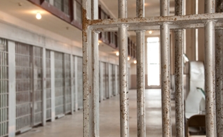 Prisões femininas podem abrir seus portões para receber homens trans. (Foto Representativa: Vividcorvid/Getty Images/iStockphoto)