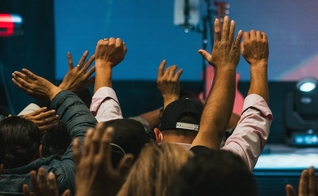 Entre os evangélicos, pentecostais e carismáticos são os que mais crescem. (Foto: Elissa Garcia / Unsplash)