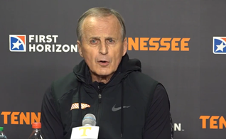 Rick Barnes, treinador do Tennessee Volunteers, envia mensagens bíblicas para Dick Vitale. (Foto: Twitter/Madison Blevins Hock). 