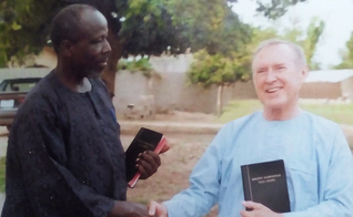 Mark Zira Dlyavaghi e Roger Mohrlang trabalharam juntos até concluir a tradução da Bíblia Kamwe.  (Foto: Reprodução/Cortesia de Mark Zira Dlyavaghi/Christianity Today)