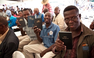 Projeto impulsiona tradução da Bíblia em diversos idiomas. (Foto: Reprodução / Wycliffe Associates)